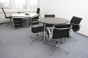 Krzesła i stoły w biurze