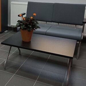 sofa i stolik w poczekalni dla klientów